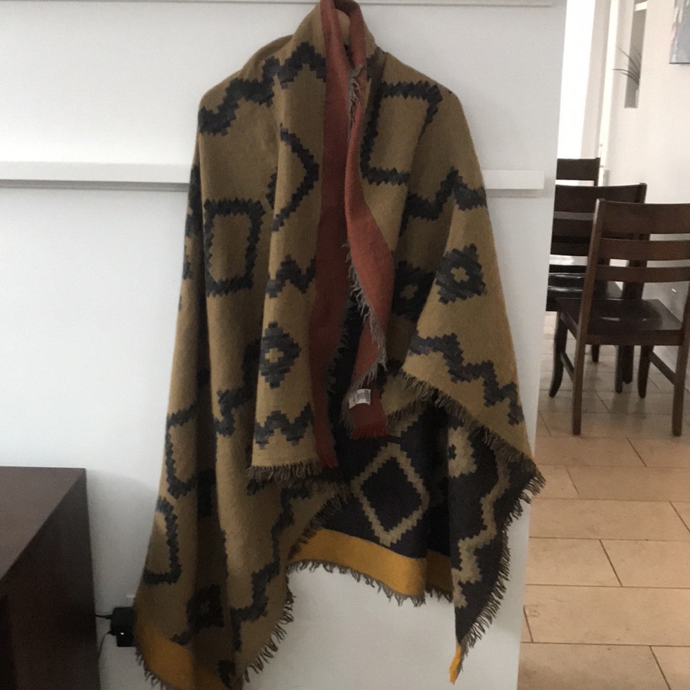 Aritzia Navy, Red & Brown Geometric Fringe Wrap Scarf - Picture 3 of 6
